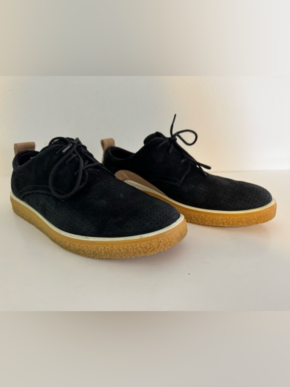 Ecco Women’s Black Perforated Suede Lace Up Sneakers Comfy Crepe Sole Size 7